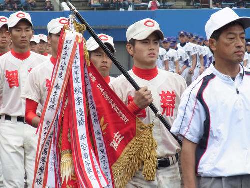 2011年11月6日　近畿大会で初優勝し、中道主将を先頭に場内を行進する智弁学園ナイン