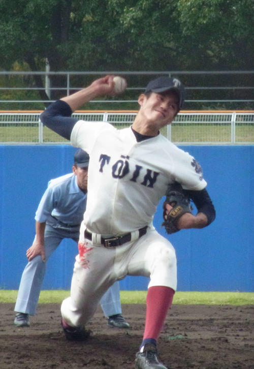 2011年11月3日　近畿大会準々決勝の天理戦でユニホームを血で汚しながら力投した大阪桐蔭・藤浪