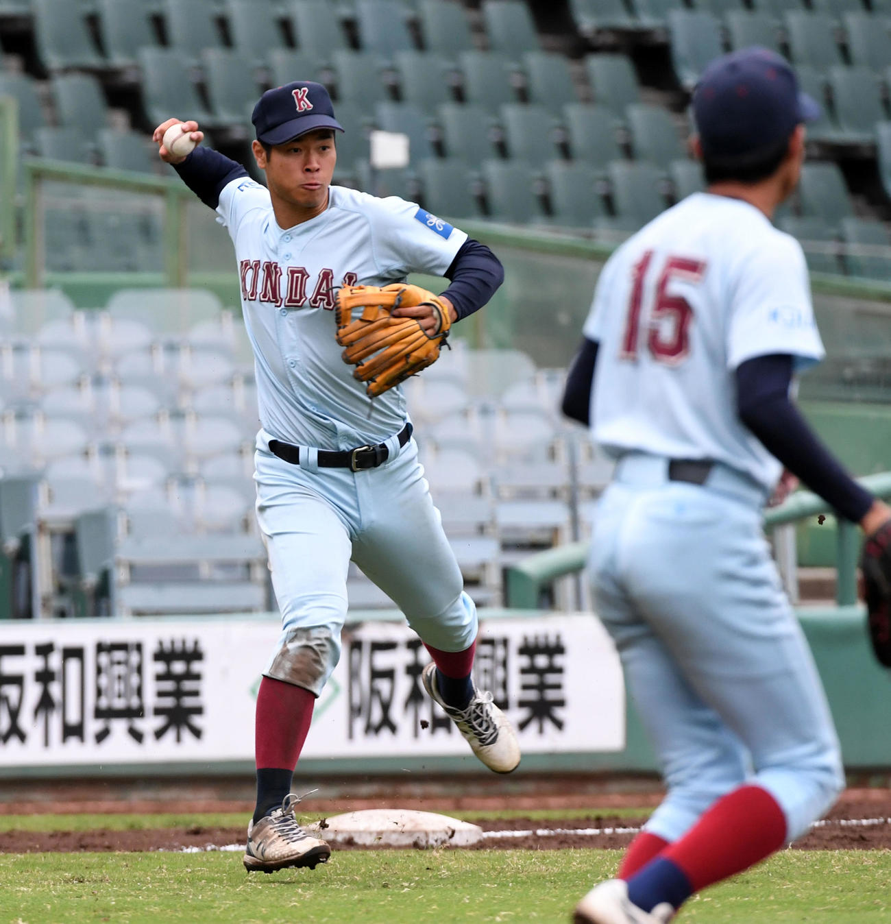 関大対近大　9回表関大2死一、二塁、久保田有哉の三塁ゴロを処理する佐藤輝明（撮影・前岡正明）