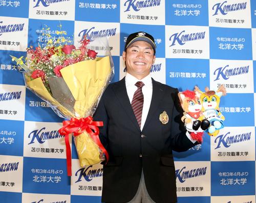 日本ハムドラフト1位指名を受け笑顔で記念撮影に応じる苫小牧駒大・伊藤（撮影・佐藤翔太）
