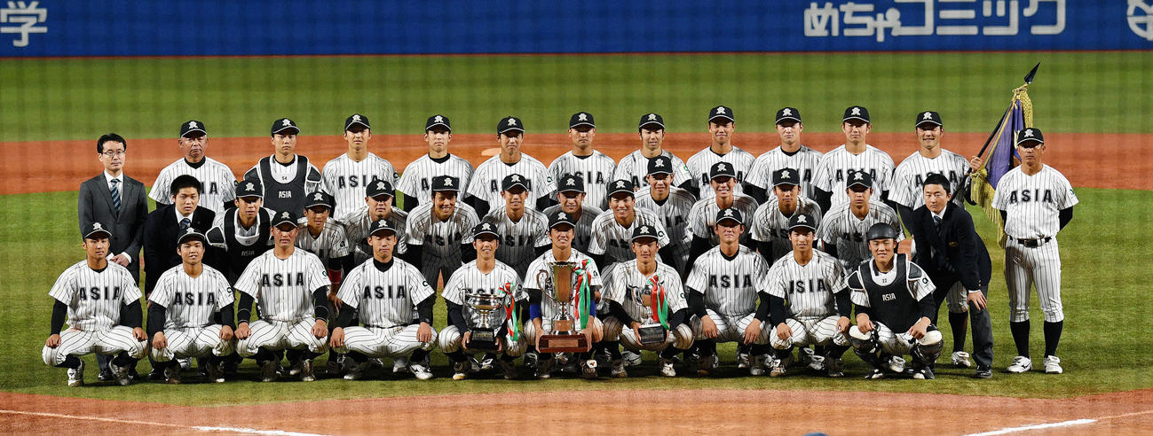 亜大対中大　試合後、優勝を決めた亜大は記念撮影する（撮影・滝沢徹郎）