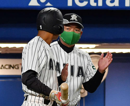 亜大対中大　7回表亜大1死二塁、木倉（手前）に手拍子のような身ぶりを交えて話す生田監督（撮影・滝沢徹郎）