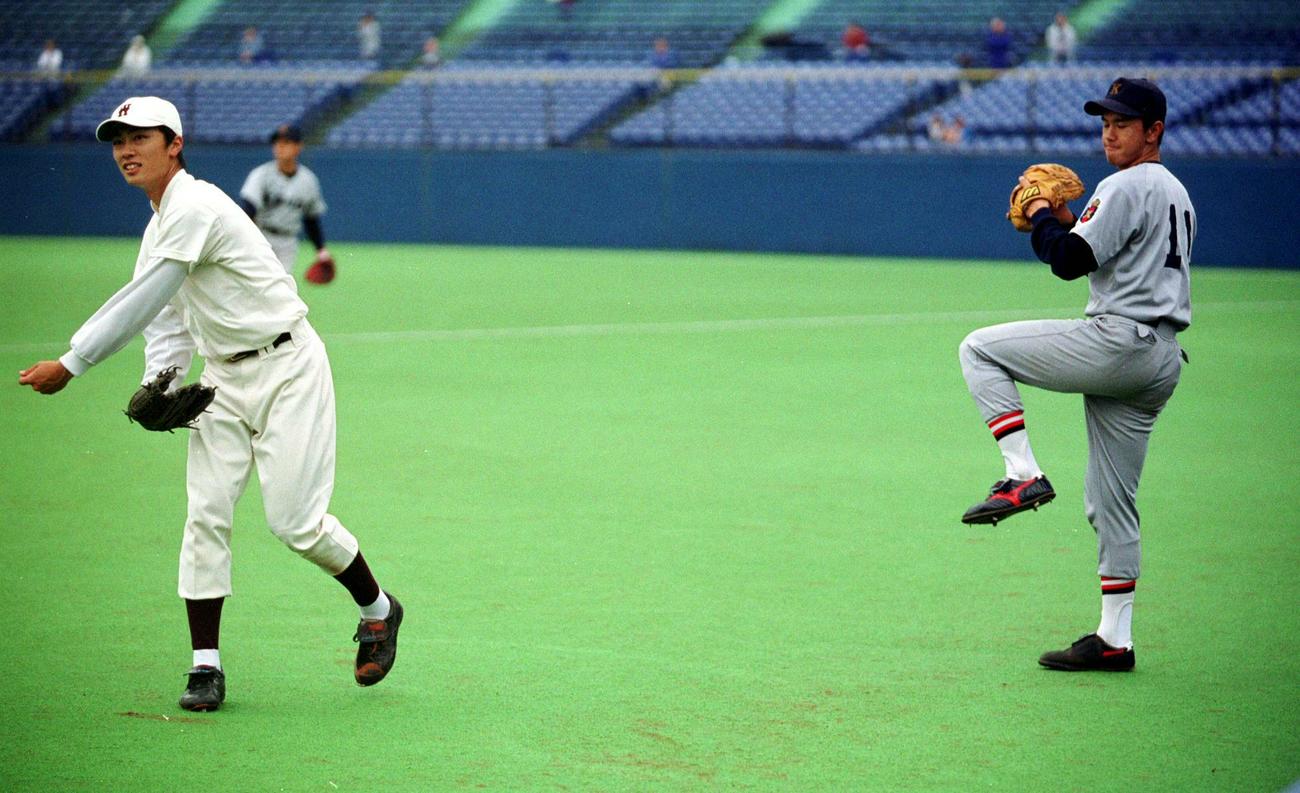クールダウンをする早大・和田毅（左）とウオーミングアップをする慶大・長田秀一郎（02年9月14日）