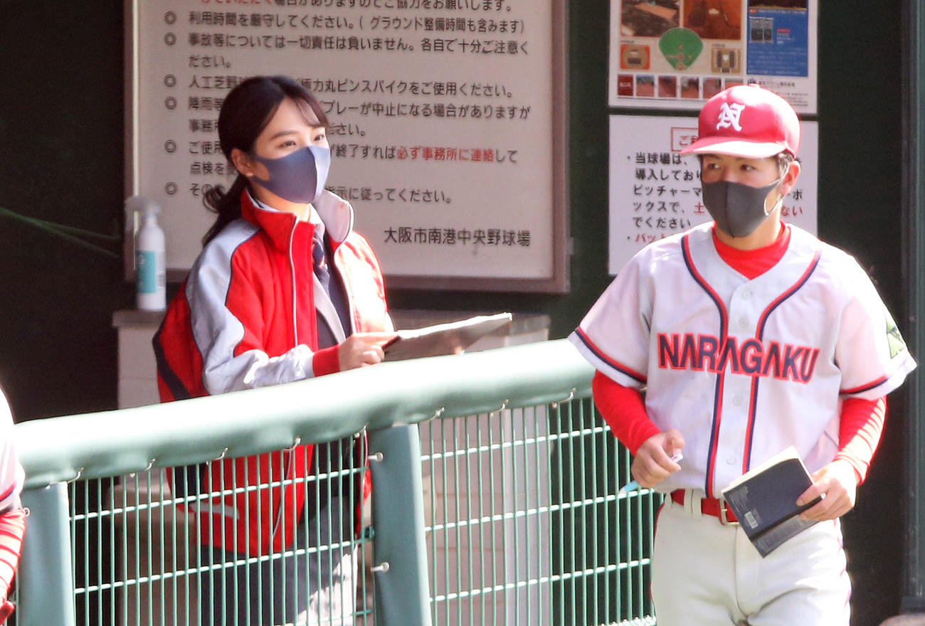 11月6日、戦況を見守る奈良学園大・上原美穂主務（左）
