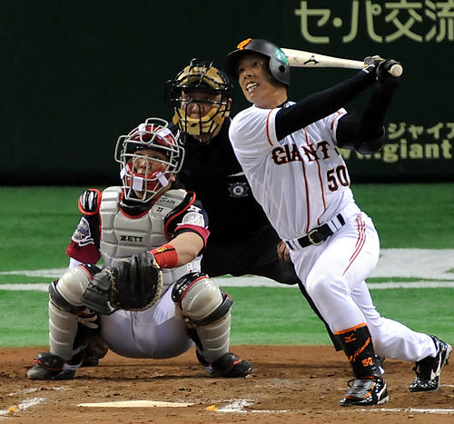 08年6月6日、ロッテ戦でサヨナラ本塁打を放つ巨人加治前