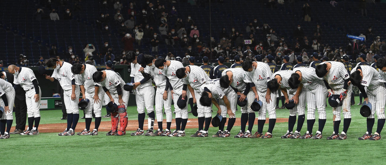 三菱重工広島対日本新薬　創部75年の最後の試合を終えた三菱重工広島ナインはスタンドの応援席に頭を下げた（2020年11月29日）