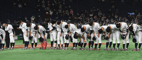 三菱重工広島対日本新薬　創部75年の最後の試合を終えた三菱重工広島ナインはスタンドの応援席に頭を下げた（2020年11月29日）