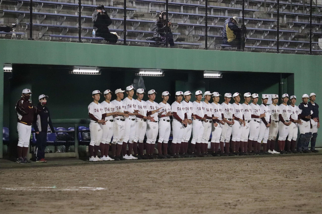 表彰式でベンチ前に整列し、優勝の霞ケ浦を見つめる常総学院ナイン（2020年11月29日）