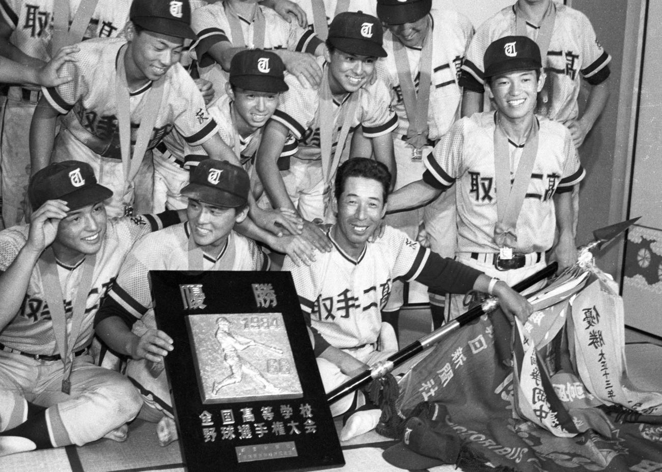 優勝旗を持つ木内幸男監督（1984年8月21日撮影）