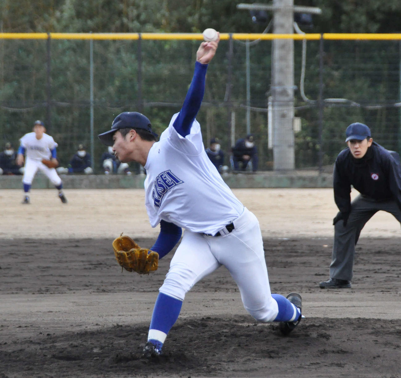 独特の投球フォームで投球する履正社・渡辺純太（2020年11月23日）