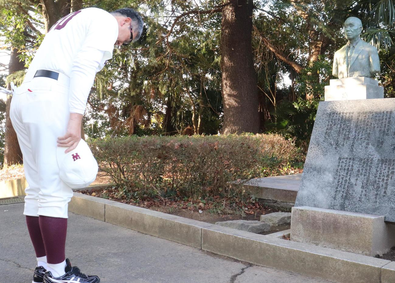 水戸一ナインへの指導の前に、飛田氏の像に一礼する早大・小宮山監督（撮影・古川真弥）