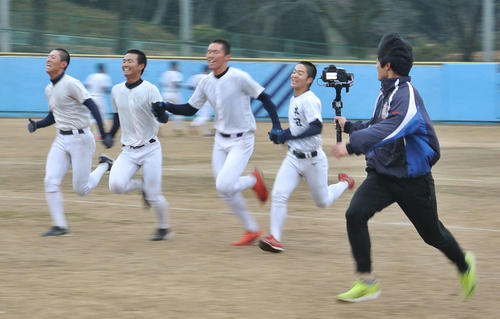 日大三の「冬の強化合宿」の最後を飾るダッシュで、カメラを手に後輩と並走しながらその表情を追う3年生の国森（右端）（撮影・井上真）