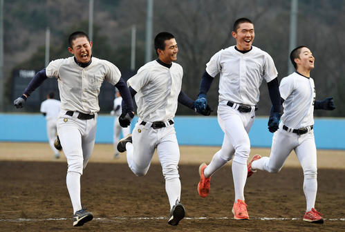 冬合宿最後のダッシュで手をつなぎゴールする日大三ナイン（2020年12月28日撮影）