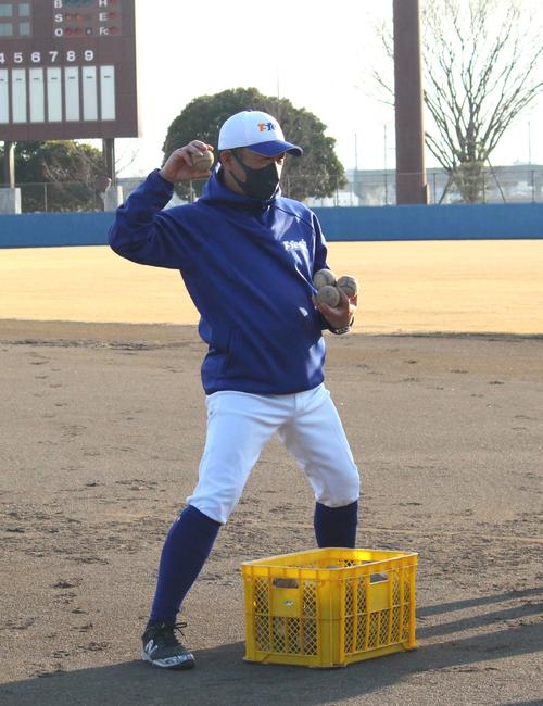 笑顔で指導するテイ・エステック田畑一也コーチ（2021年1月18日撮影）