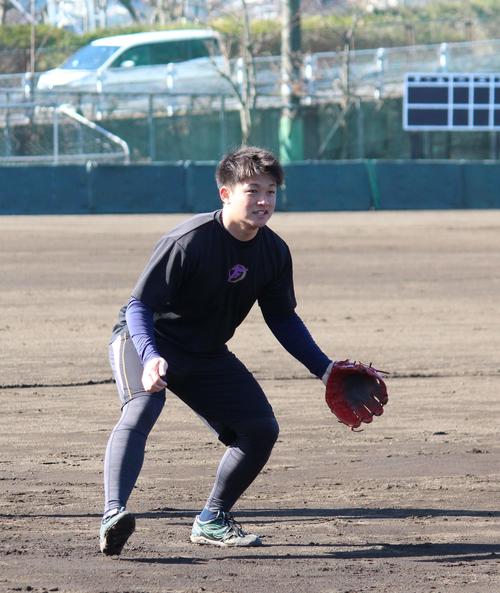 三塁でノックを受けるBC・神奈川の牧田内野手（撮影・保坂恭子）