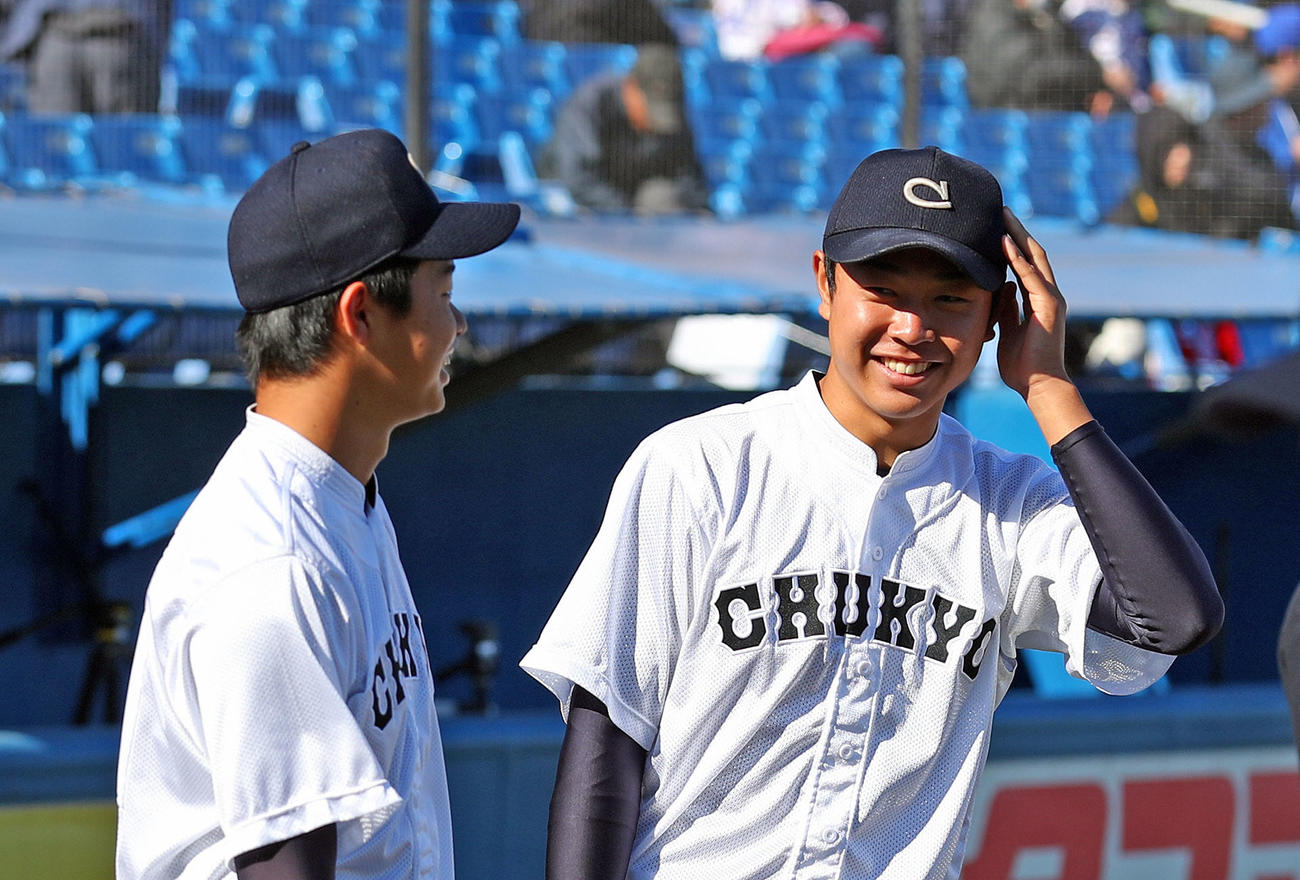19年11月20日、高橋宏斗（右）と笑顔で話す印出太一