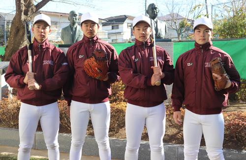 早大野球部の練習に合流した新1年生たち。左から、筑陽学園・中村、中京大中京・印出、東邦・吉納、山梨学院・栗田（撮影・古川真弥）