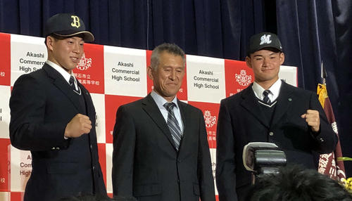 20年ドラフトで指名され記念撮影に納まる明石商・狭間監督（中央）とオリックス来田（左）、ロッテ中森（2020年10月26日）