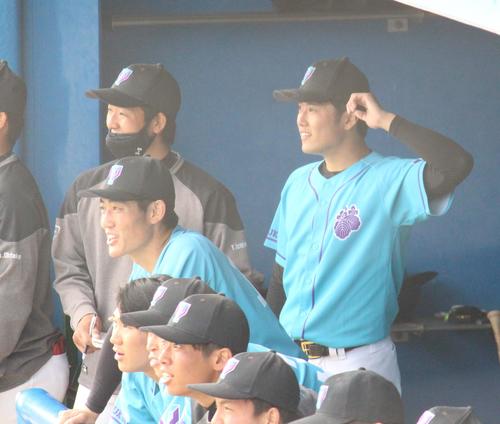 オープン戦　東洋大対筑波大　ベンチで笑顔を見せる筑波大・佐藤隼投手（右端）（撮影・保坂恭子）