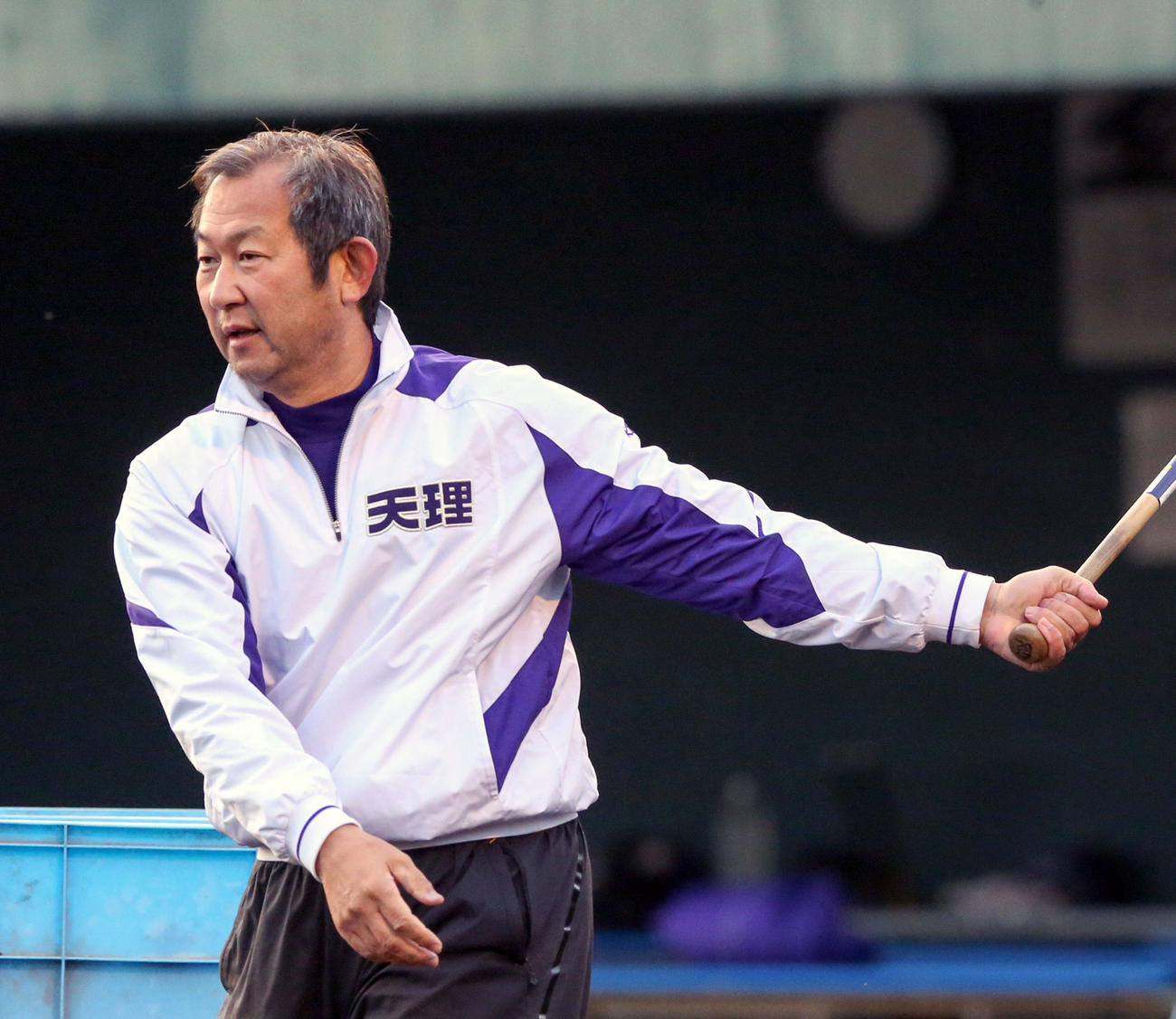 ノックする天理の中村良二監督