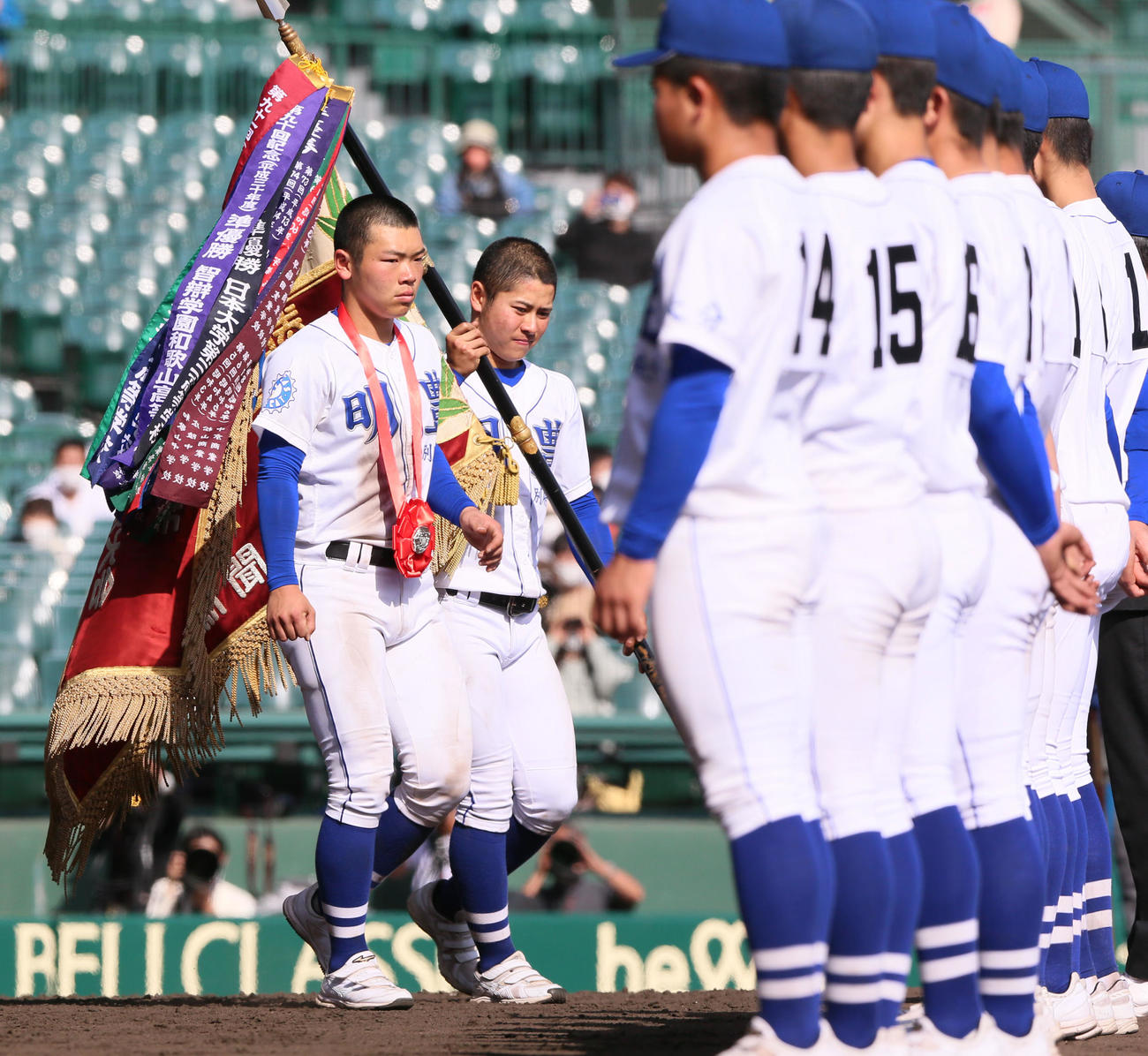 準優勝旗を手にする幸修也主将（左から2人目）左は簑原英明（撮影・上山淳一）