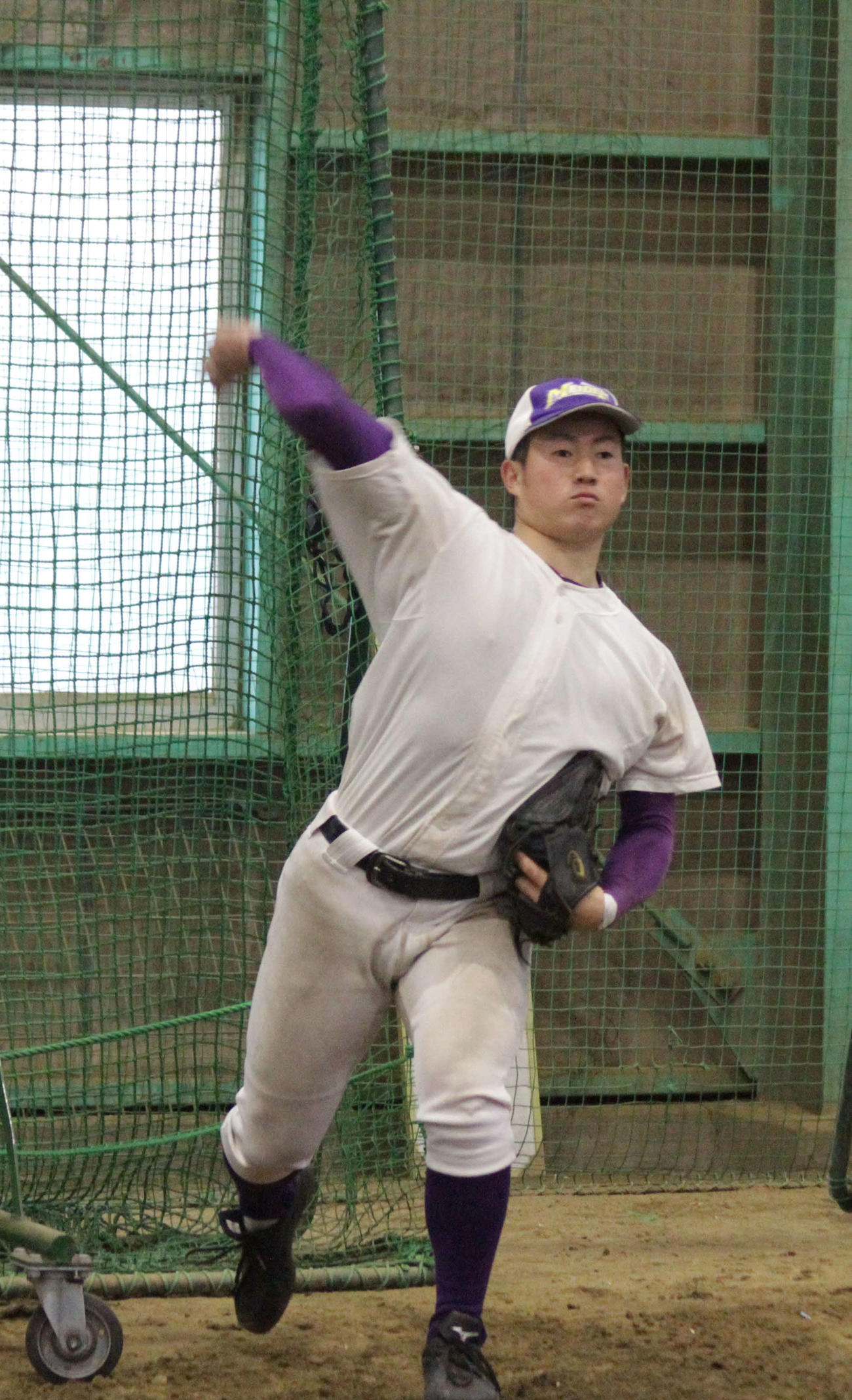 愛工大名電のプロ注目右腕、野崎はキャッチボールを行う