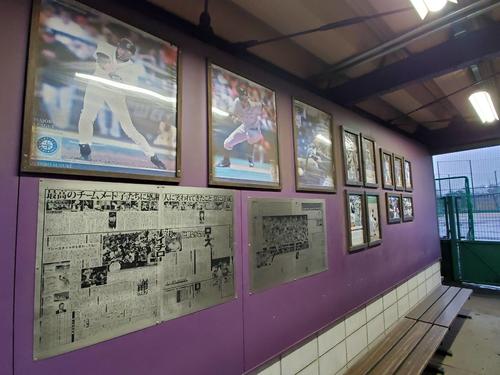 愛工大名電の本拠地球場一塁側通路にはイチロー氏の大リーグ時代のパネルやスポーツ紙が飾られている