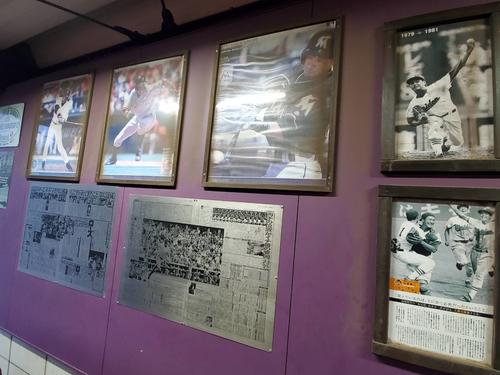 愛工大名電の本拠地球場通路には工藤公康氏のパネルのほか、イチロー氏の大リーグ時代のパネルやスポーツ紙が飾られている