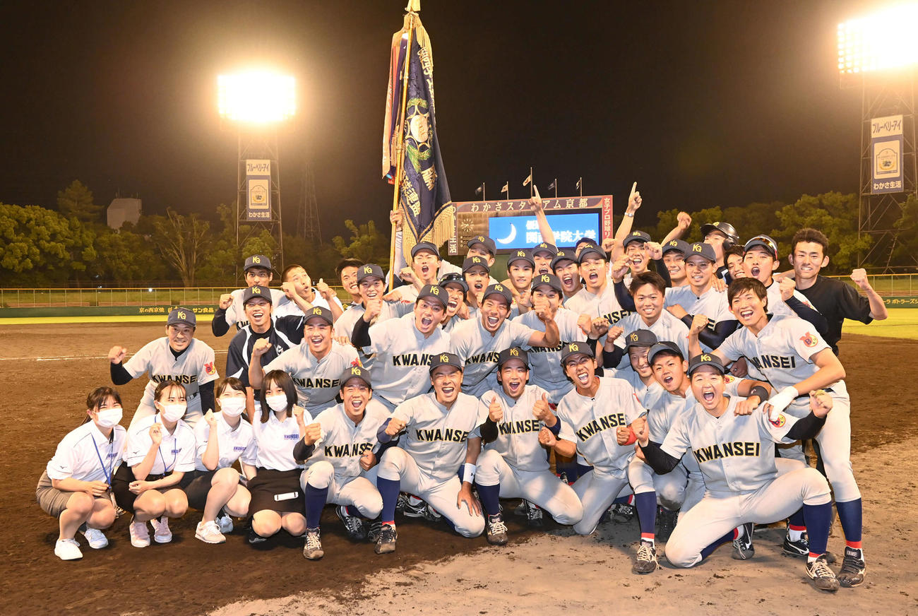 5月25日リーグ優勝を決め喜びいっぱいの関学大ナイン。前列左から4番目が川俣京香主務