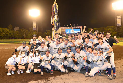5月25日リーグ優勝を決め喜びいっぱいの関学大ナイン。前列左から4番目が川俣京香主務