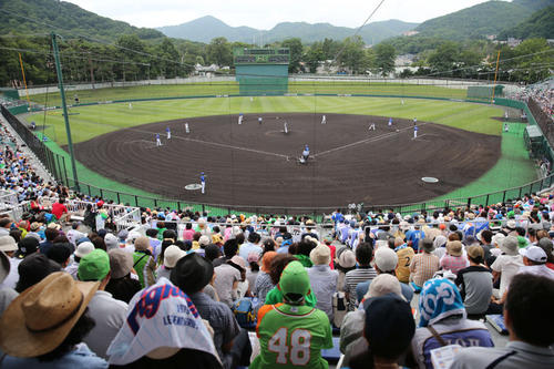 ナイター設備のない札幌円山球場