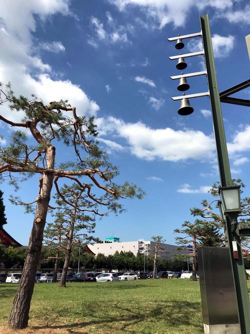 かつてスタルヒン像があったとされる旭川市総合体育館前の緑地。現在は「望郷の鐘」が設置されている。この場所にあった当時は南西をにある陸上競技場の方向を向いていた（撮影・永野高輔）
