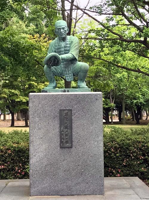 函館市千代台公園野球場に建つ現在の久慈次郎像（撮影・永野高輔）