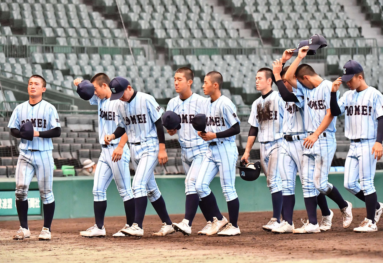10日、夏の甲子園1回戦で日本航空に敗れ涙を流す東明館ナイン