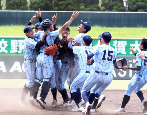 佐賀大会で初優勝し歓喜する東明館ナイン（2021年7月25日撮影）