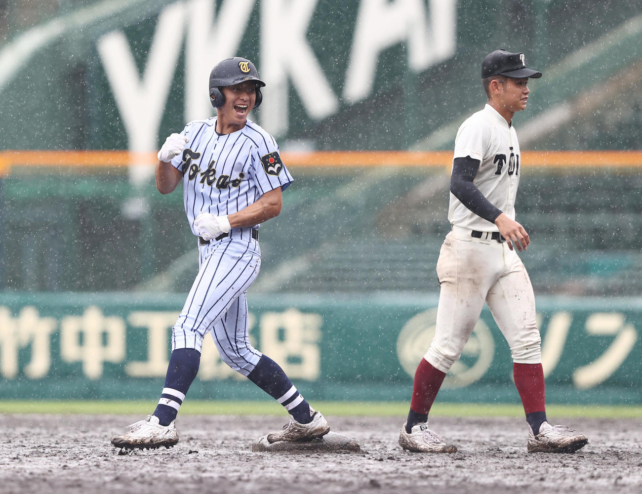 東海大菅生対大阪桐蔭　7回表東海大菅生2死満塁、適時二塁打を放ちガッツポーズする堀町（左）（撮影・垰建太）