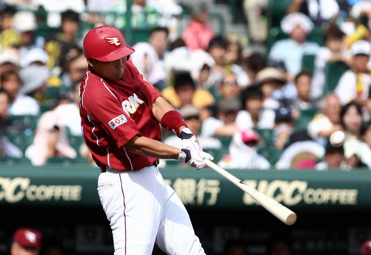 09年6月21日の阪神戦でプロ1号となる2ランを放つ楽天中谷仁