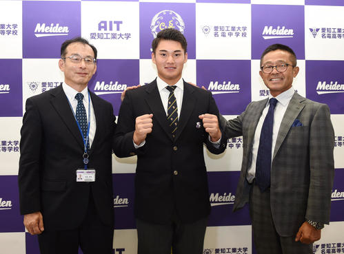 （左から）荻原哲哉校長、田村俊介、倉野光生監督（2021年10月11日撮影）