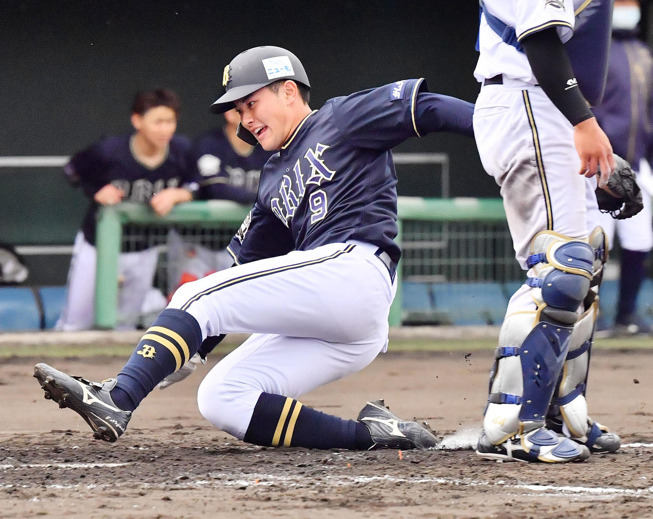 5回表紅1死一、二塁、大下の中前打で生還するオリックス野口（撮影・和賀正仁）