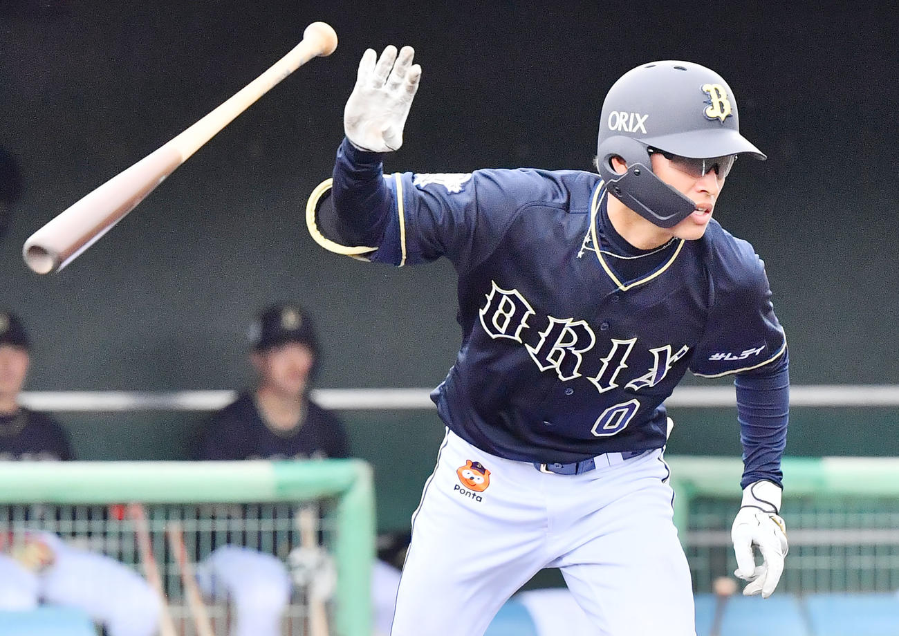 紅白戦　5回表紅無死、一塁を強襲する内野安打を放つオリックス渡部（撮影・和賀正仁）