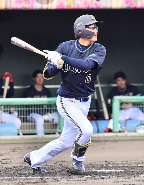 3回表紅1死、右翼線に二塁打を放つオリックス渡部（撮影・和賀正仁）