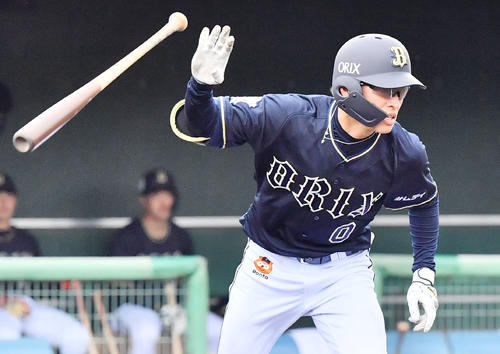 紅白戦　5回表紅無死、一塁を強襲する内野安打を放つオリックス渡部（撮影・和賀正仁）