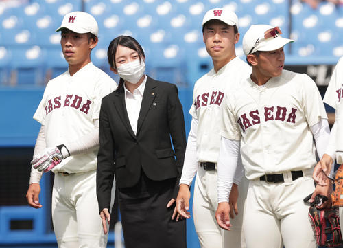 東京6大学野球春季フレッシュトーナメントの立大戦の試合前に、客席にあいさつする早大・藤田南マネジャー（左から2人目）ら。早大野球部史上初めて女子マネジャーがベンチに入った（撮影・野上伸悟）