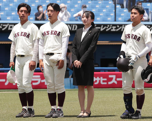 東京6大学野球春季フレッシュトーナメントの立大戦の試合前に、客席にあいさつする早大・藤田南マネジャー（左から3人目）ら。早大野球部史上初めて女子マネジャーがベンチに入った（撮影・野上伸悟）