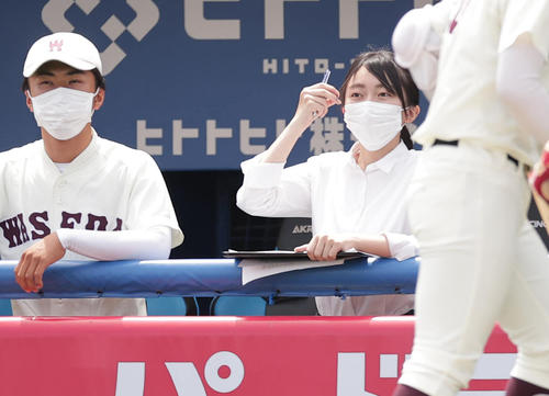 東京6大学野球春季フレッシュトーナメント　早大対立大　早大野球部史上初めて、女子マネジャーとしてベンチに入った藤田南マネジャー（右）（撮影・野上伸悟）