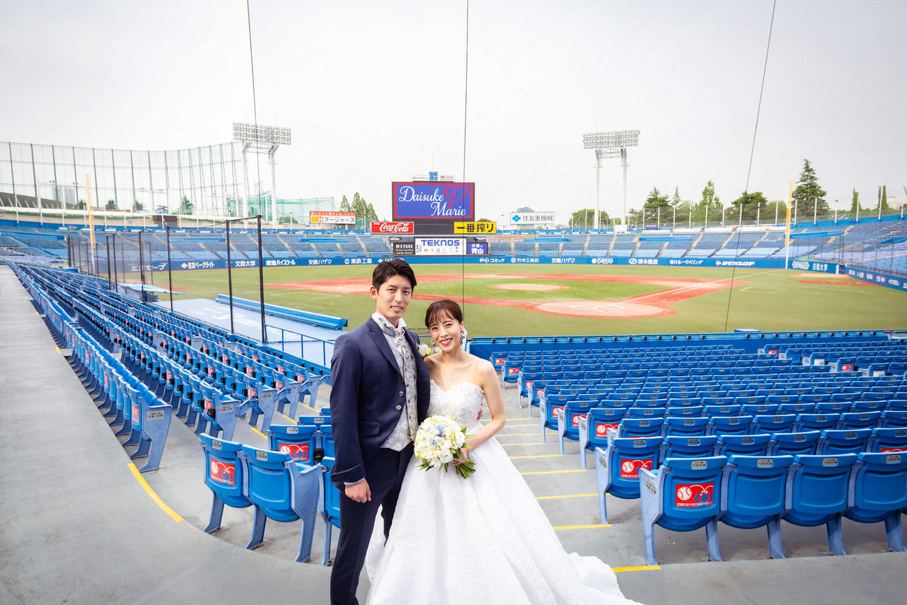 結婚式は挙げていない上田まりえ（右）と竹内大助さんだが、思い出の神宮球場でウエディング写真を撮った（竹内夫妻提供）