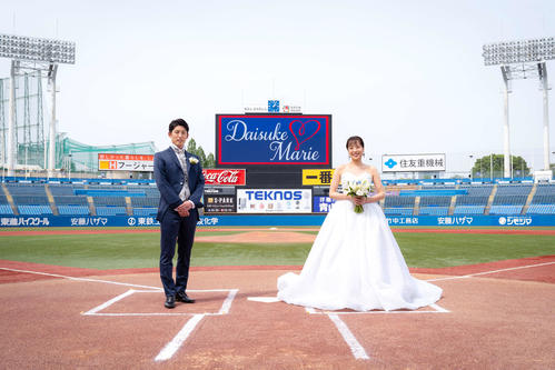 結婚式は挙げていない上田まりえ（右）と竹内大助さんだが、思い出の神宮球場でウエディング写真を撮った（竹内夫妻提供）