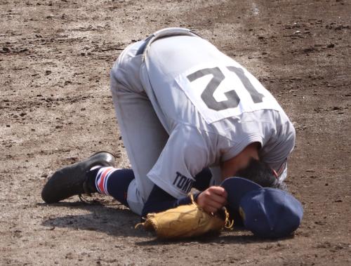 八王子学園八王子対国学院久我山　サヨナラ負けを喫してグラウンドにうずくまる八王子学園八王子・浅井（2022年7月22日撮影）