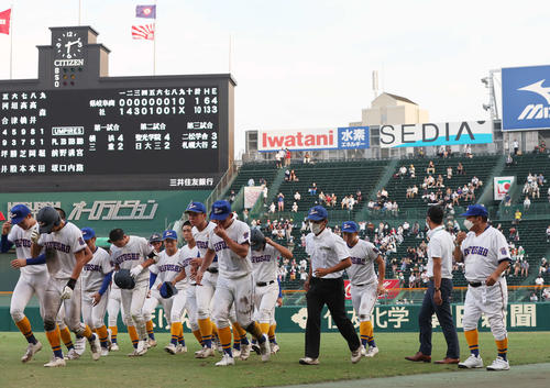 県岐阜商対社　社に敗れ、涙を流して引き揚げる県岐阜商ナイン。右端は鍛治舎監督（2022年8月9日撮影）