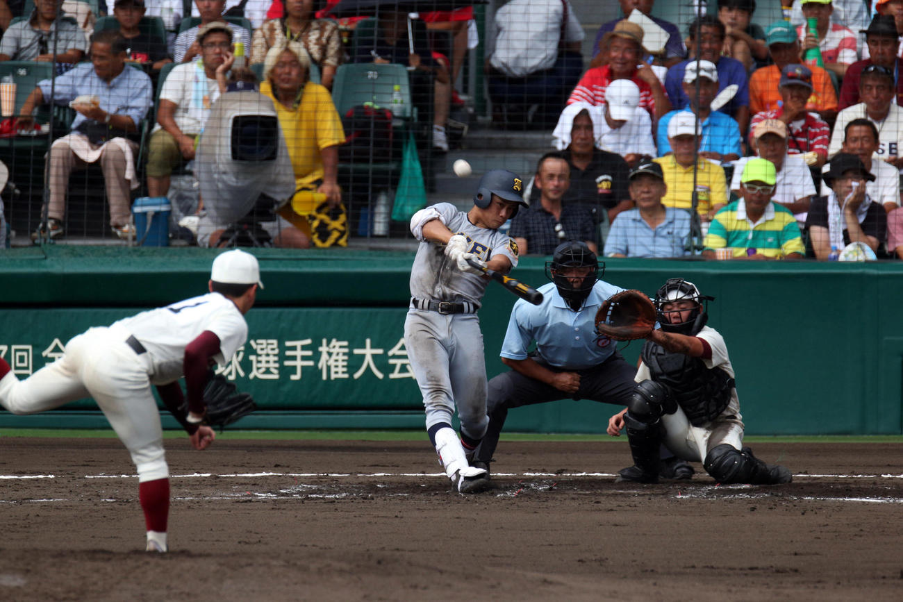 2015年8月17日、甲子園準々決勝　秋田商対仙台育英　4回表仙台育英2死、右越えに先制ソロ本塁打を放つ仙台育英・平沢大河。投手秋田商・成田翔